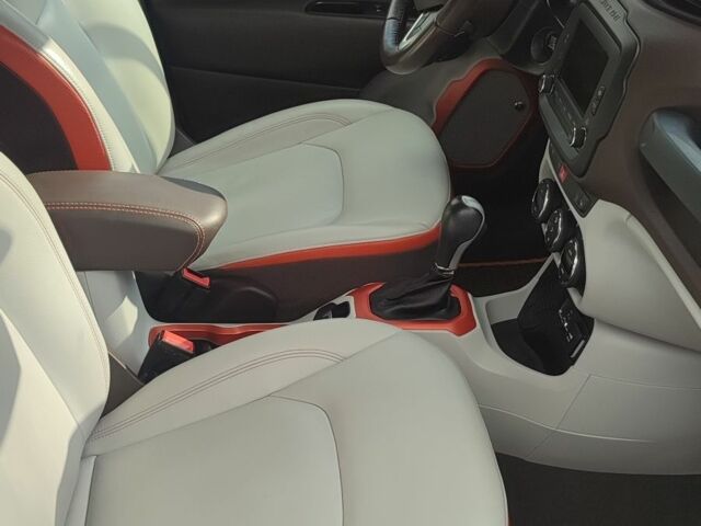 Білий Джип Ренегат, об'ємом двигуна 2.4 л та пробігом 142 тис. км за 13985 $, фото 1 на Automoto.ua