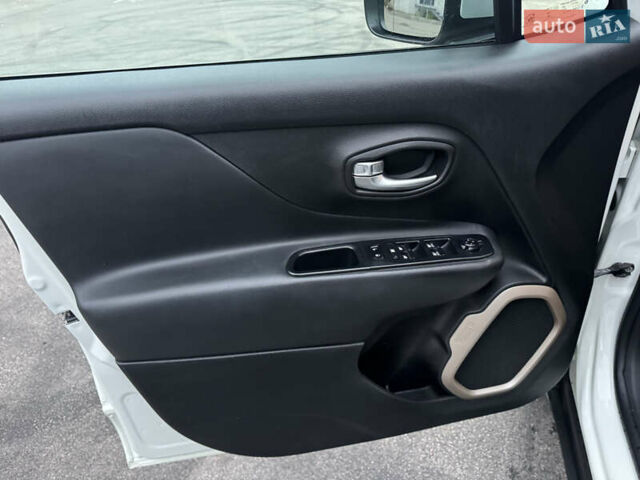 Белый Джип Ренегат, объемом двигателя 2.4 л и пробегом 128 тыс. км за 12999 $, фото 27 на Automoto.ua