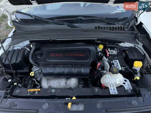 Белый Джип Ренегат, объемом двигателя 2.36 л и пробегом 155 тыс. км за 11500 $, фото 3 на Automoto.ua