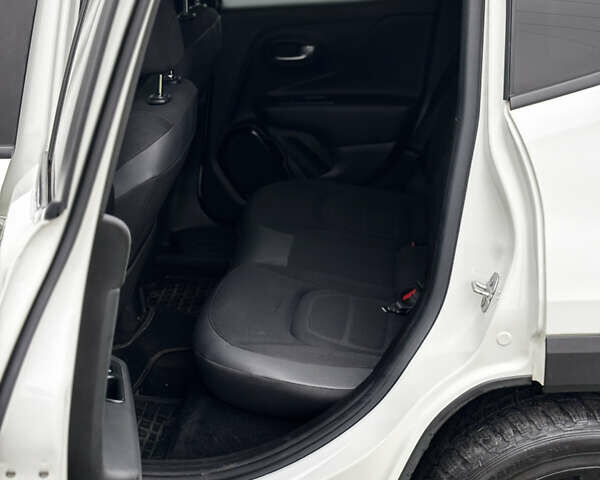 Білий Джип Ренегат, об'ємом двигуна 2.36 л та пробігом 124 тис. км за 15500 $, фото 6 на Automoto.ua