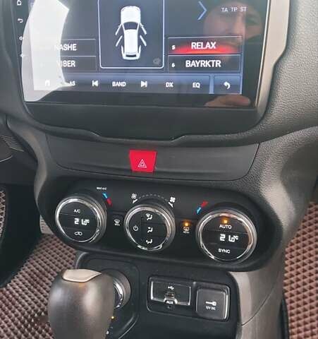 Белый Джип Ренегат, объемом двигателя 2.36 л и пробегом 147 тыс. км за 14000 $, фото 13 на Automoto.ua