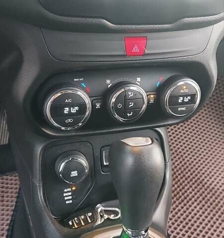 Белый Джип Ренегат, объемом двигателя 2.36 л и пробегом 147 тыс. км за 14000 $, фото 12 на Automoto.ua