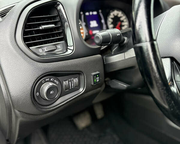 Білий Джип Ренегат, об'ємом двигуна 2.4 л та пробігом 230 тис. км за 12300 $, фото 24 на Automoto.ua