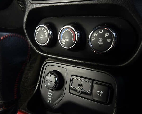 Белый Джип Ренегат, объемом двигателя 2.36 л и пробегом 107 тыс. км за 16500 $, фото 13 на Automoto.ua