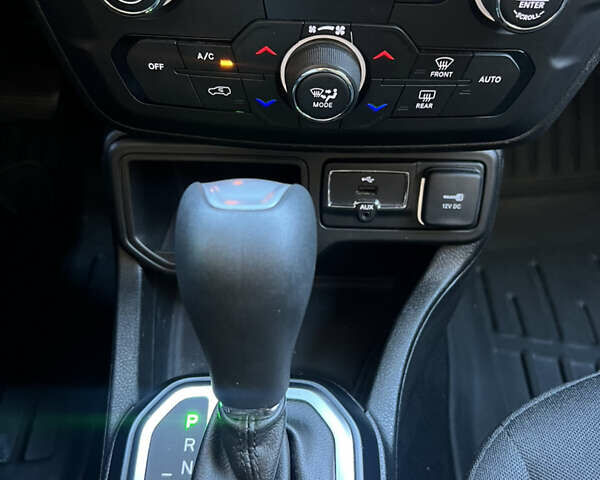 Білий Джип Ренегат, об'ємом двигуна 2.36 л та пробігом 144 тис. км за 12500 $, фото 5 на Automoto.ua