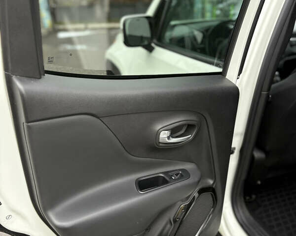 Білий Джип Ренегат, об'ємом двигуна 2.4 л та пробігом 230 тис. км за 12300 $, фото 18 на Automoto.ua