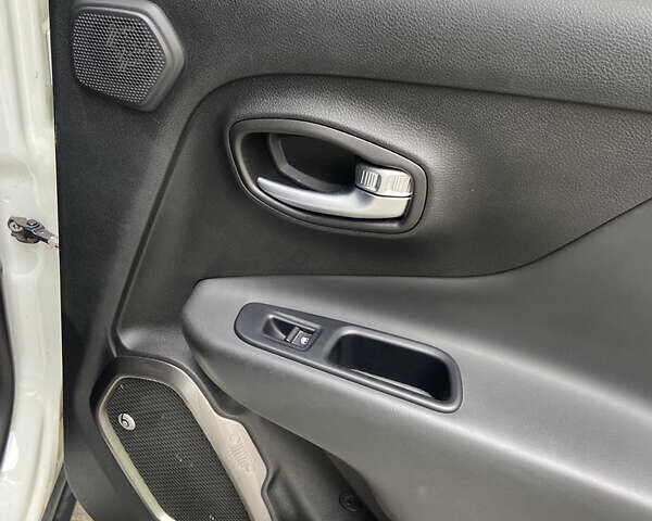 Белый Джип Ренегат, объемом двигателя 2.36 л и пробегом 40 тыс. км за 16000 $, фото 20 на Automoto.ua