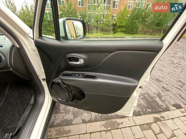 Білий Джип Ренегат, об'ємом двигуна 2.36 л та пробігом 123 тис. км за 15999 $, фото 33 на Automoto.ua