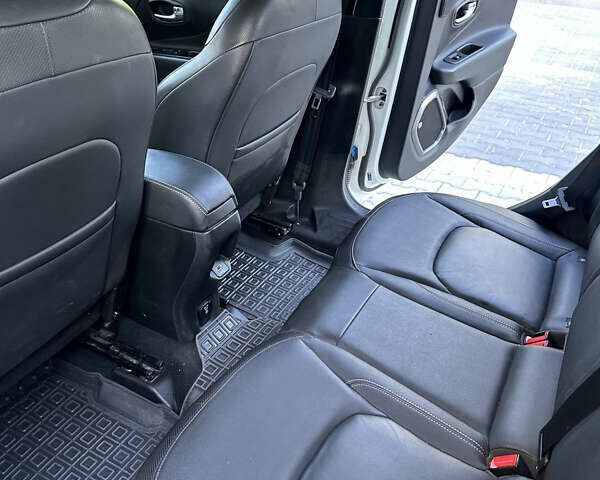 Белый Джип Ренегат, объемом двигателя 2.36 л и пробегом 40 тыс. км за 16000 $, фото 7 на Automoto.ua