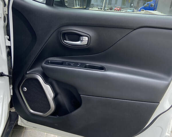 Белый Джип Ренегат, объемом двигателя 2.36 л и пробегом 40 тыс. км за 16000 $, фото 23 на Automoto.ua