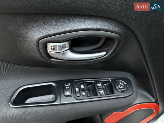 Білий Джип Ренегат, об'ємом двигуна 2.4 л та пробігом 150 тис. км за 11999 $, фото 23 на Automoto.ua