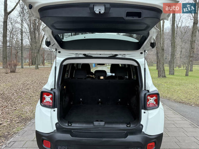 Білий Джип Ренегат, об'ємом двигуна 2.4 л та пробігом 150 тис. км за 11999 $, фото 48 на Automoto.ua