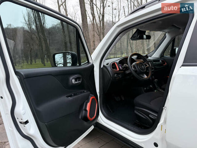 Білий Джип Ренегат, об'ємом двигуна 2.4 л та пробігом 150 тис. км за 11999 $, фото 21 на Automoto.ua