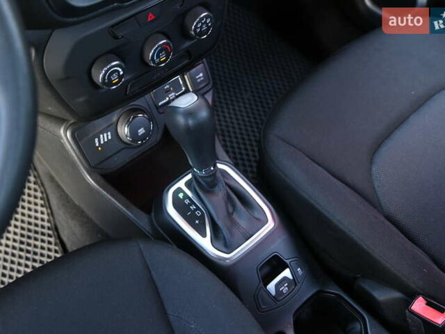 Джип Ренегат 2018 в Киеве на Automoto.ua Белый Джип Ренегат, объемом двигателя 2.36 л и пробегом 132 тыс. км за 13300 $, фото 21 на Automoto.ua