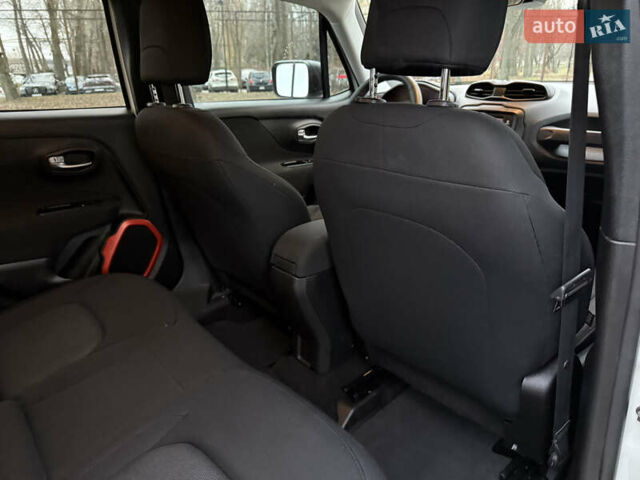 Білий Джип Ренегат, об'ємом двигуна 2.4 л та пробігом 150 тис. км за 11999 $, фото 46 на Automoto.ua