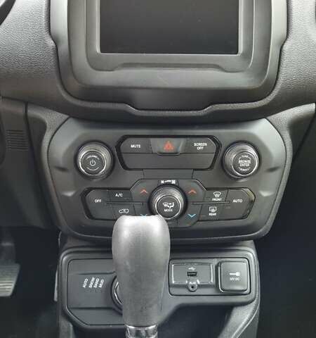 Білий Джип Ренегат, об'ємом двигуна 2.4 л та пробігом 79 тис. км за 14800 $, фото 15 на Automoto.ua