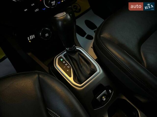 Білий Джип Ренегат, об'ємом двигуна 2.36 л та пробігом 41 тис. км за 16300 $, фото 12 на Automoto.ua