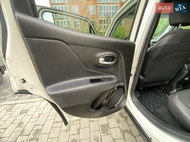 Білий Джип Ренегат, об'ємом двигуна 2.36 л та пробігом 123 тис. км за 15999 $, фото 29 на Automoto.ua