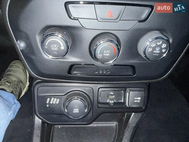 Білий Джип Ренегат, об'ємом двигуна 2.4 л та пробігом 150 тис. км за 11999 $, фото 32 на Automoto.ua