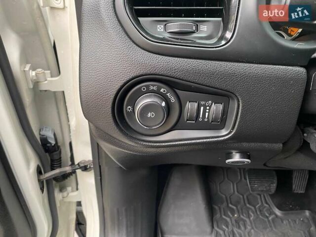 Білий Джип Ренегат, об'ємом двигуна 2.36 л та пробігом 123 тис. км за 15999 $, фото 25 на Automoto.ua