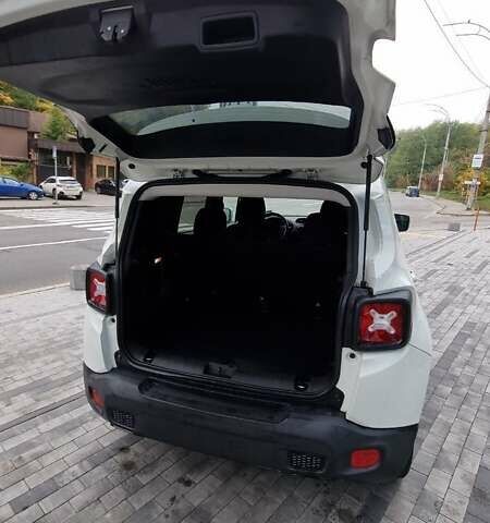 Білий Джип Ренегат, об'ємом двигуна 2.4 л та пробігом 79 тис. км за 14800 $, фото 11 на Automoto.ua