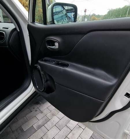 Білий Джип Ренегат, об'ємом двигуна 2.4 л та пробігом 79 тис. км за 14800 $, фото 10 на Automoto.ua