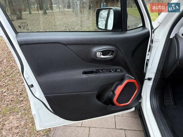 Білий Джип Ренегат, об'ємом двигуна 2.4 л та пробігом 150 тис. км за 11999 $, фото 22 на Automoto.ua