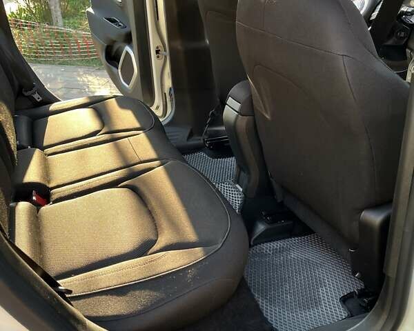 Білий Джип Ренегат, об'ємом двигуна 2.36 л та пробігом 140 тис. км за 14700 $, фото 8 на Automoto.ua