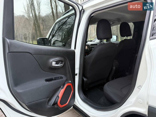 Білий Джип Ренегат, об'ємом двигуна 2.4 л та пробігом 150 тис. км за 11999 $, фото 41 на Automoto.ua