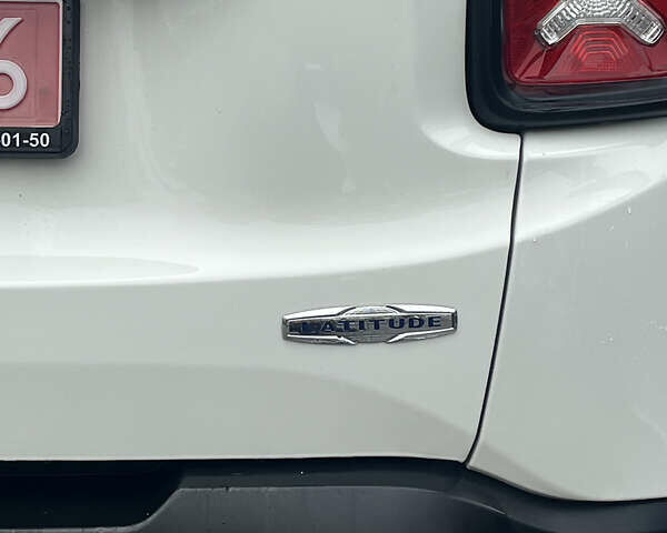 Білий Джип Ренегат, об'ємом двигуна 2.4 л та пробігом 188 тис. км за 13500 $, фото 12 на Automoto.ua