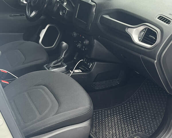 Білий Джип Ренегат, об'ємом двигуна 2.4 л та пробігом 188 тис. км за 13500 $, фото 10 на Automoto.ua