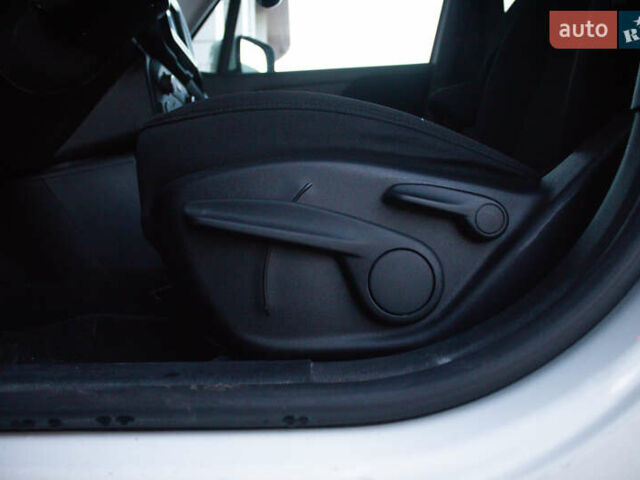 Белый Джип Ренегат, объемом двигателя 0 л и пробегом 95 тыс. км за 15800 $, фото 26 на Automoto.ua