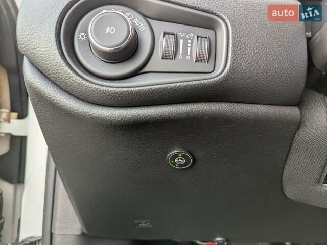 Белый Джип Ренегат, объемом двигателя 2.4 л и пробегом 48 тыс. км за 16200 $, фото 33 на Automoto.ua