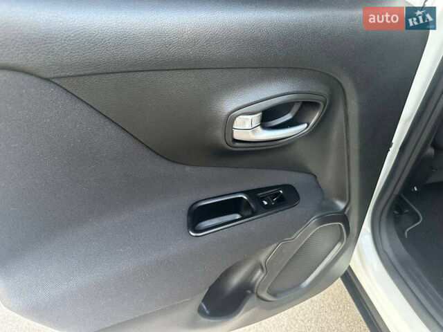 Белый Джип Ренегат, объемом двигателя 2.36 л и пробегом 61 тыс. км за 15400 $, фото 31 на Automoto.ua