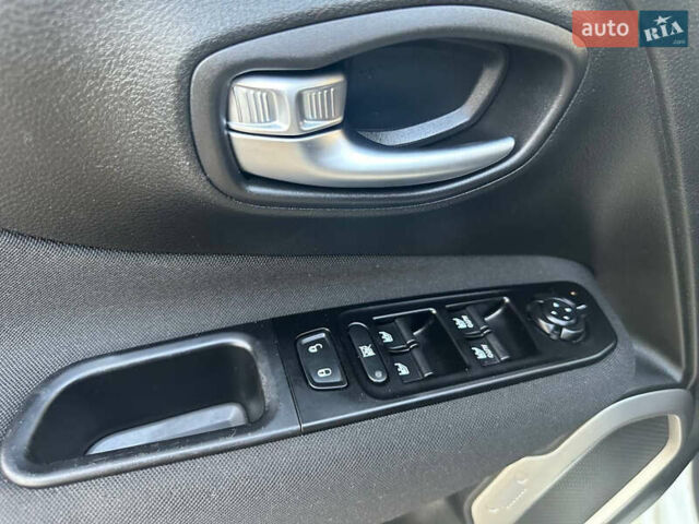 Белый Джип Ренегат, объемом двигателя 2.36 л и пробегом 61 тыс. км за 15400 $, фото 37 на Automoto.ua