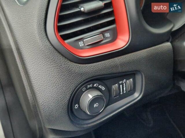 Джип Ренегат 2020 в Сумах на Automoto.ua Белый Джип Ренегат, объемом двигателя 1.33 л и пробегом 138 тыс. км за 16500 $, фото 36 на Automoto.ua