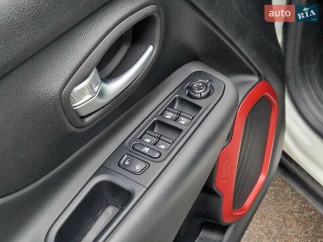 Джип Ренегат 2020 в Сумах на Automoto.ua Белый Джип Ренегат, объемом двигателя 1.33 л и пробегом 138 тыс. км за 16500 $, фото 37 на Automoto.ua