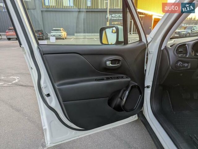 Белый Джип Ренегат, объемом двигателя 2.4 л и пробегом 48 тыс. км за 16200 $, фото 21 на Automoto.ua