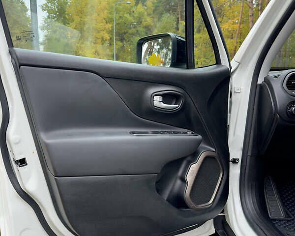 Джип Ренегат 2023 в Броварах на Automoto.ua Белый Джип Ренегат, объемом двигателя 0 л и пробегом 27 тыс. км за 18500 $, фото 15 на Automoto.ua