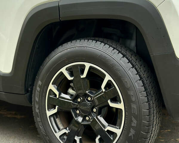 Джип Ренегат 2023 в Броварах на Automoto.ua Белый Джип Ренегат, объемом двигателя 0 л и пробегом 27 тыс. км за 18500 $, фото 3 на Automoto.ua