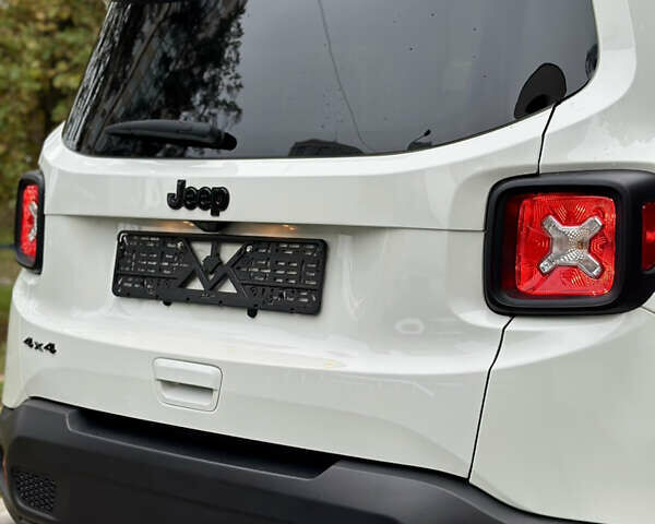 Джип Ренегат 2023 в Броварах на Automoto.ua Белый Джип Ренегат, объемом двигателя 0 л и пробегом 27 тыс. км за 18500 $, фото 7 на Automoto.ua