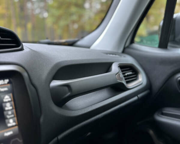 Джип Ренегат 2023 в Броварах на Automoto.ua Белый Джип Ренегат, объемом двигателя 0 л и пробегом 27 тыс. км за 18500 $, фото 20 на Automoto.ua