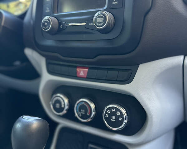 Бежевий Джип Ренегат, об'ємом двигуна 2.4 л та пробігом 83 тис. км за 12450 $, фото 20 на Automoto.ua