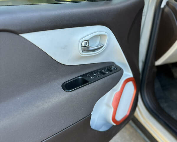 Бежевий Джип Ренегат, об'ємом двигуна 2.4 л та пробігом 83 тис. км за 12450 $, фото 9 на Automoto.ua