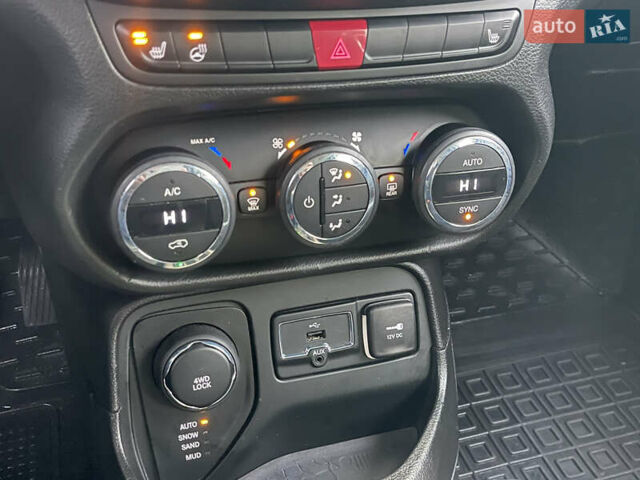 Бежевый Джип Ренегат, объемом двигателя 2.36 л и пробегом 185 тыс. км за 10700 $, фото 9 на Automoto.ua