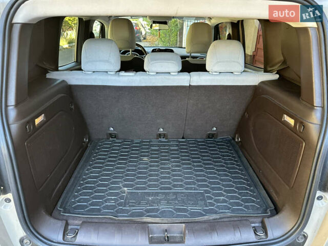 Бежевий Джип Ренегат, об'ємом двигуна 2.4 л та пробігом 83 тис. км за 12450 $, фото 21 на Automoto.ua