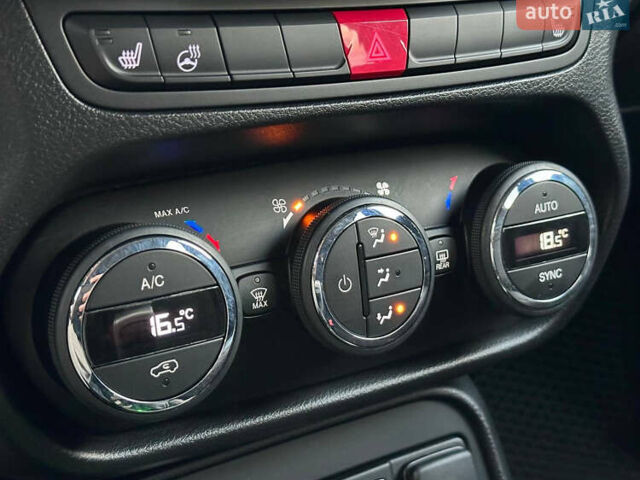 Джип Ренегат 2015 у Києві на Automoto.ua Чорний Джип Ренегат, об'ємом двигуна 2.4 л та пробігом 96 тис. км за 12600 $, фото 26 на Automoto.ua