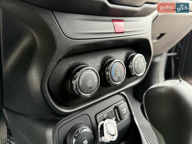 Чорний Джип Ренегат, об'ємом двигуна 2.36 л та пробігом 120 тис. км за 13500 $, фото 24 на Automoto.ua