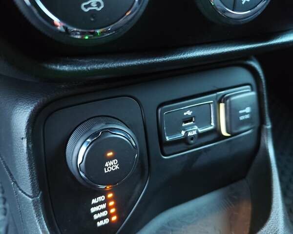 Чорний Джип Ренегат, об'ємом двигуна 2.36 л та пробігом 174 тис. км за 13300 $, фото 27 на Automoto.ua