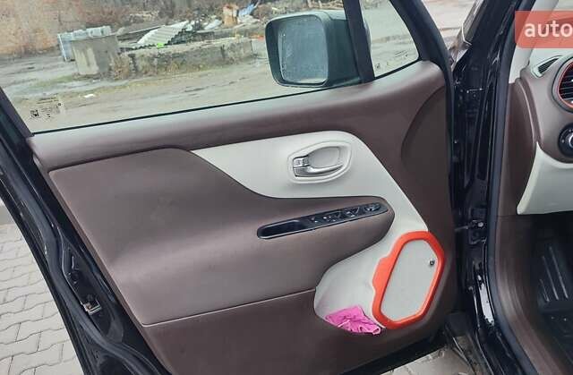 Джип Ренегат 2016 в Виннице на Automoto.ua Черный Джип Ренегат, объемом двигателя 2.4 л и пробегом 99 тыс. км за 12800 $, фото 7 на Automoto.ua